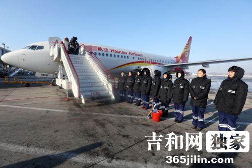 每天上飞机却从未上过天化淡妆的机场地服保洁员用空姐般的微笑笑看人生