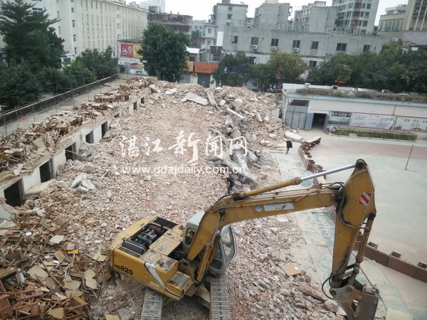 保留旧教学楼和拆除教学楼,被拆除的旧教学楼