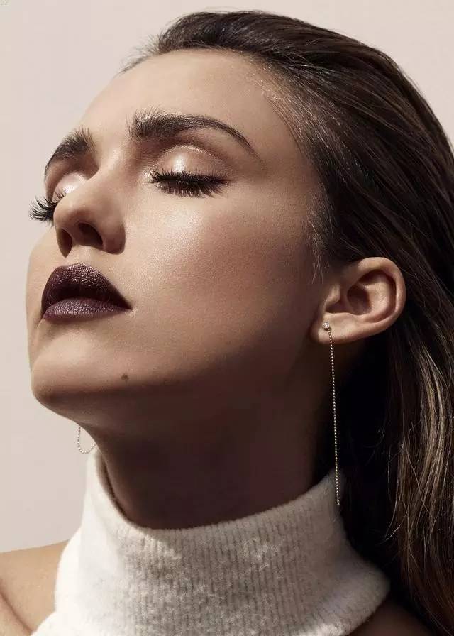 草木绿妆适合什么色,草木绿跟静谧蓝哪个色好看