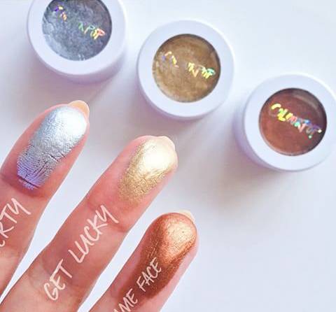 草木绿妆适合什么色,草木绿跟静谧蓝哪个色好看