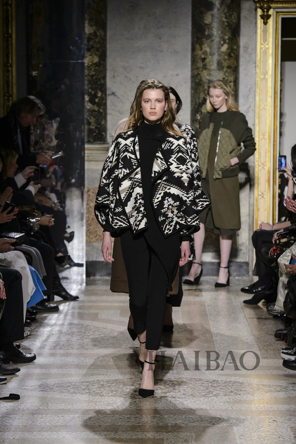 智慧女性心目中的最佳气质！MARYLING2017秋冬女装秀，海报网带你亲临2017秋冬米兰时装周
