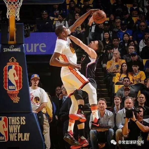 库里砍34分勇士大胜掘金,库里砍60分勇士不敌老鹰