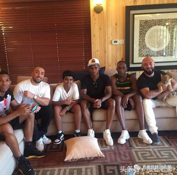 14岁迪拜男孩花200万买球鞋，叔叔阿姨你们穷爆了！