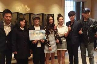 她出演了一部周星驰的电影,凭借星爷电影一夜爆红的她