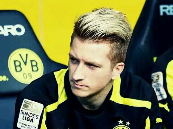 春节我们看完春晚再看足球圈里的帅哥，内含帅你一脸的卡卡