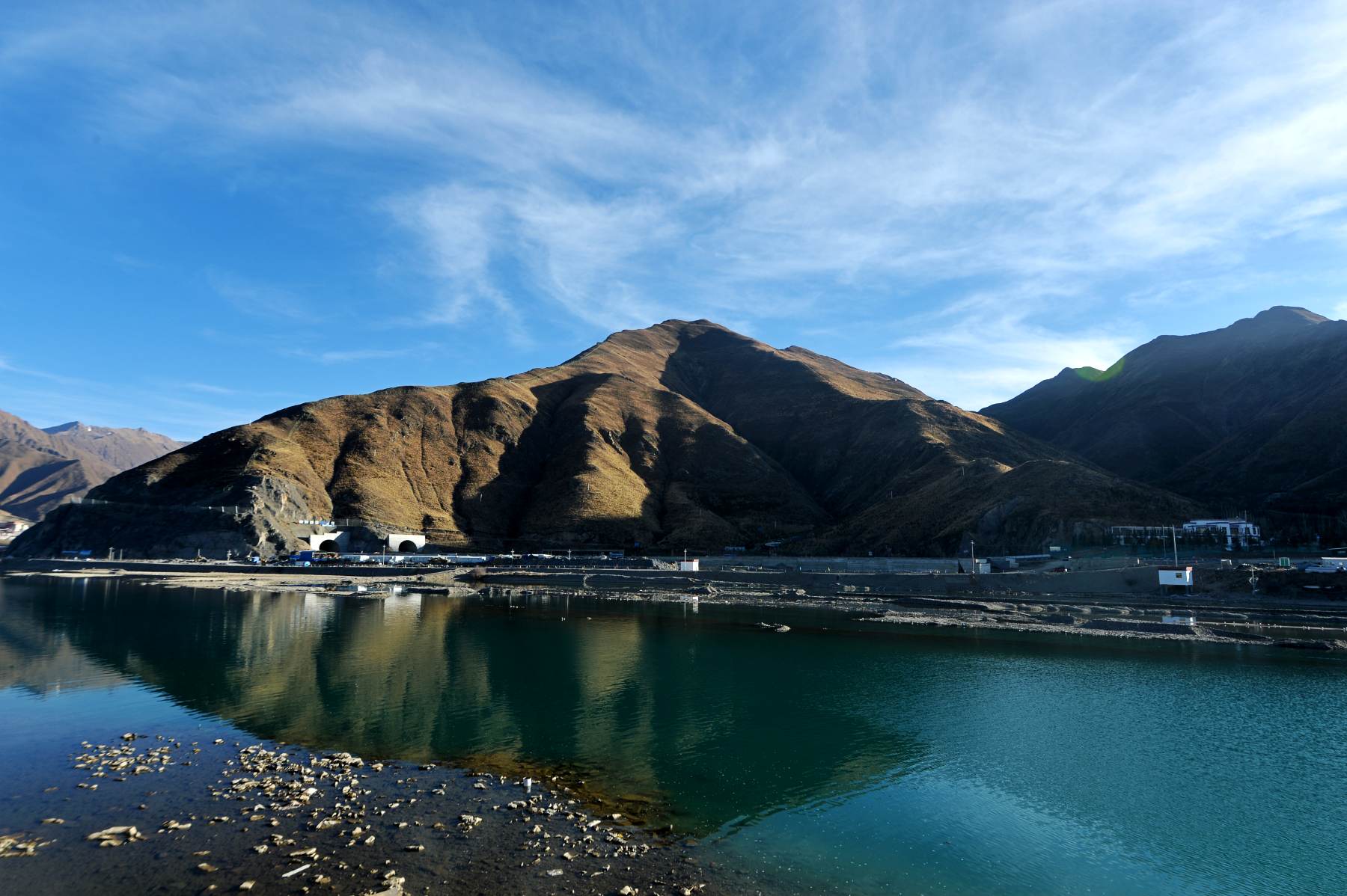 河道被挖开,被挖出来的河