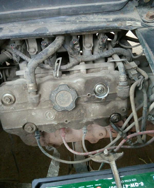 面包车缸盖漏油咋回事,面包车发动机缸盖跟缸体漏机油