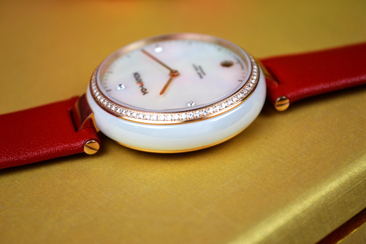 有水晶有钻石,能测UV会自拍,续航8个月,为妹子而生的智能表