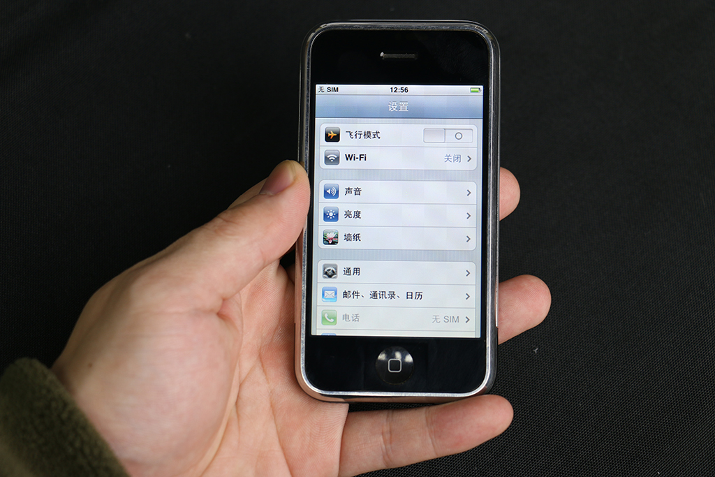 初代原版iPhone拍出高价,怀旧数码推荐