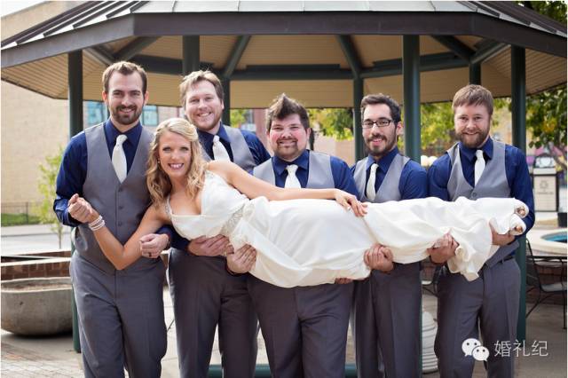 新郎怎么跟伴郎互动,新郎伴郎合影互动