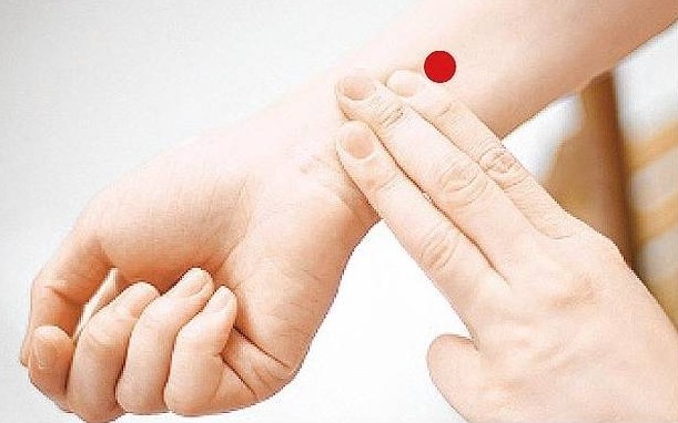 打嗝消化不良按什么穴位,打嗝胃胀中成药