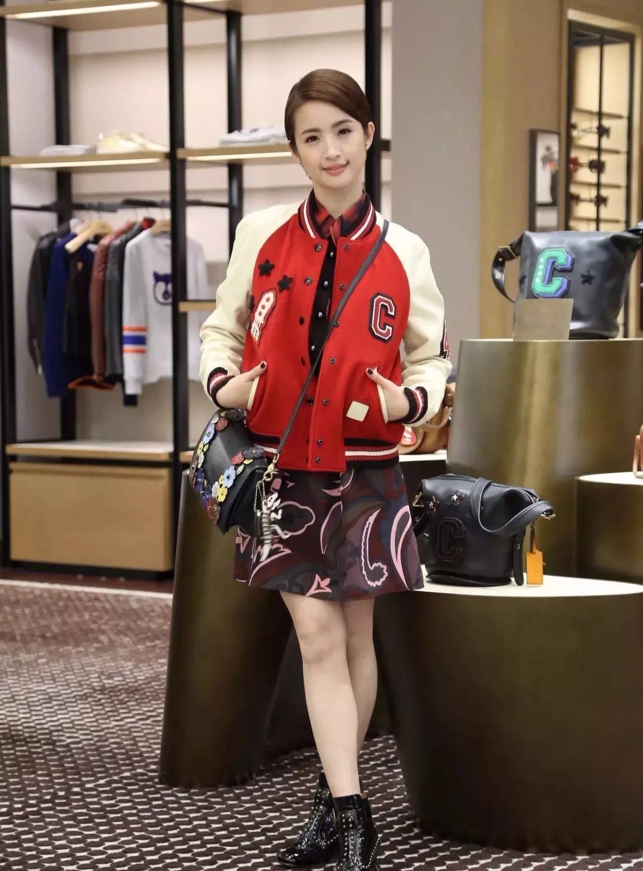 张靓颖瘦成大头,张靓颖造型显胖