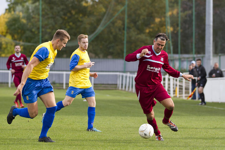 踢了很久足球但踢的不是很好,踢了几年足球还是拿不住球