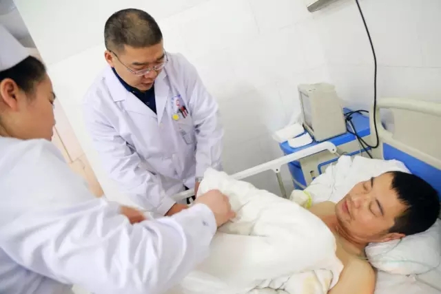 镜头见证生命重启之旅，纪录医者仁心，许昌外科医生的新年故事