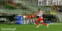 足球搞笑过人动图,爆笑足球笑死人的时刻