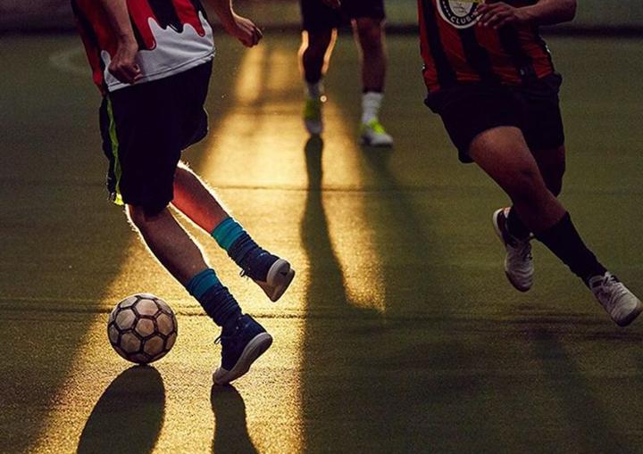 踢了很久足球但踢的不是很好,踢了几年足球还是拿不住球