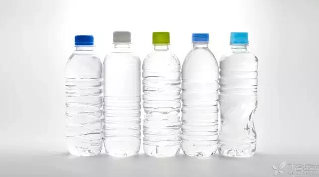 塑料瓶加热水有什么危害,塑料瓶加热水可以喝吗