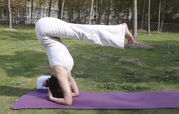 美女脸上突然有不少出血点,原来是瑜伽倒立惹的祸!