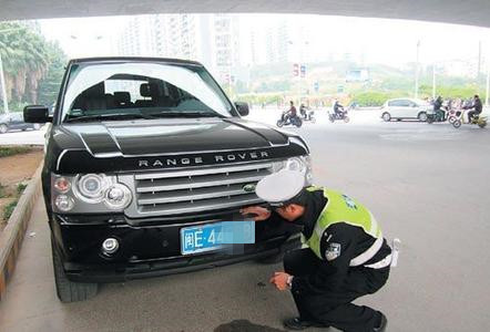 车牌位置只有两个孔怎么固定,申请车牌固封螺丝需要什么