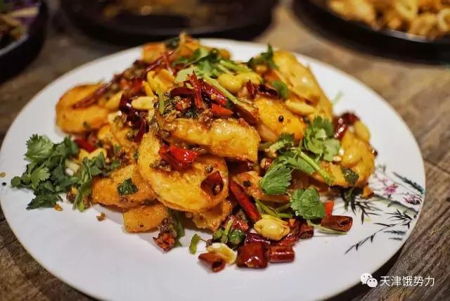 大金链子小手表先吃烧烤后泡澡,大金链子小手表吸着烟