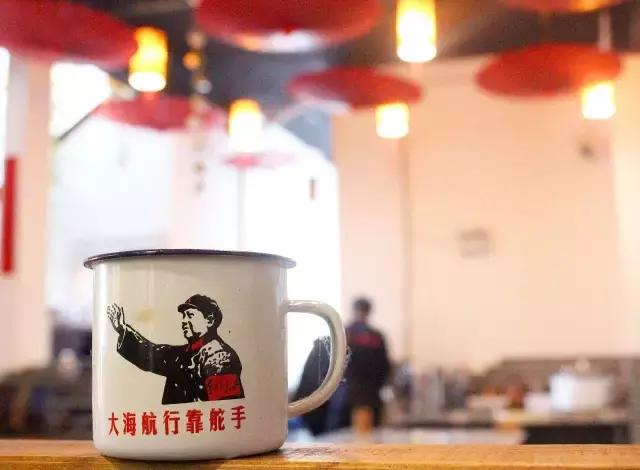 干倒了卖龙虾的，又抢了酒吧生意！这家店到底有什么魔力？