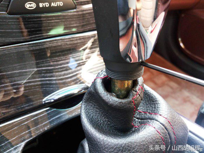 比亚迪速锐排挡头怎样拆,比亚迪速锐排挡防尘套怎么装