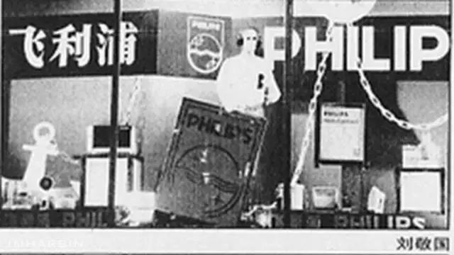 “格调如此独特,真不容易”!—曾被全国瞩目的秋林公司橱窗广告