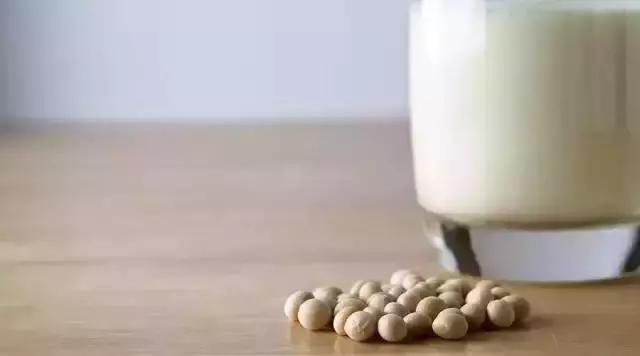 空腹到底能不能喝奶粉,清晨空腹喝豆浆的功效