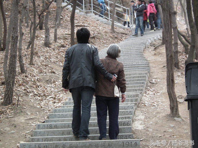 孩子被抛弃送到寺庙，逃跑下山成千万富翁，却常常梦见佛像流泪