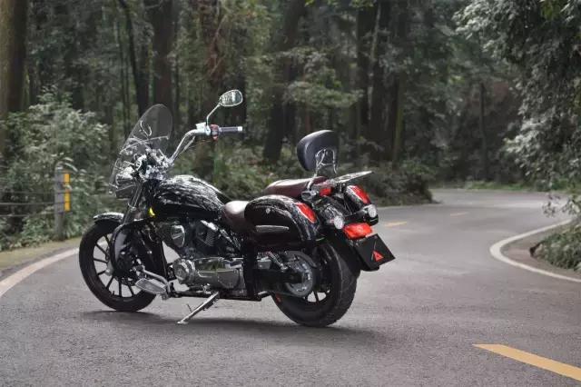 力帆最新款v缸250太子摩托车,力帆v缸250街车