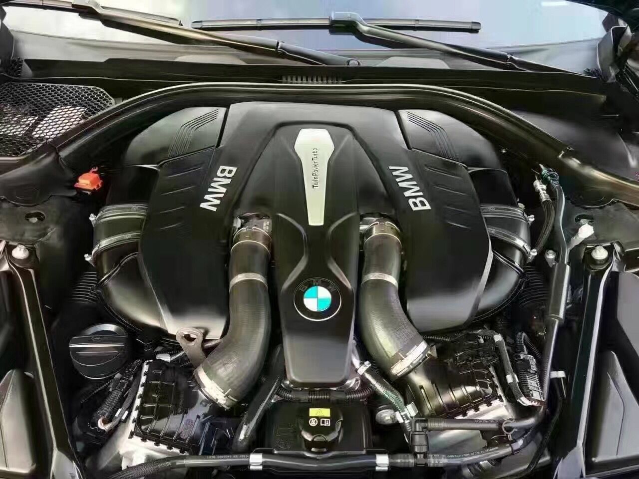 小吴花50万买下老板的百万豪车，朋友看了都说这是假老板