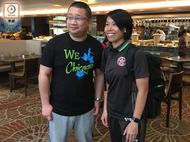 恒大对手冒雨训练美女主帅与球迷合影不关注“退票”风波