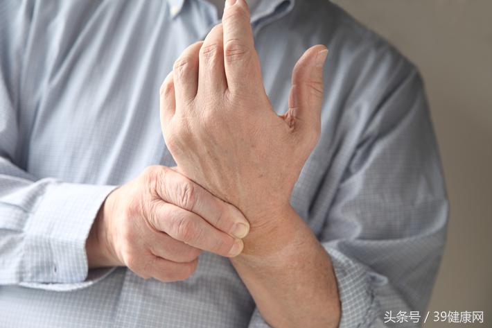 睡觉老是凌晨两三点突然醒来,凌晨三点醒来身上出汗是怎么回事