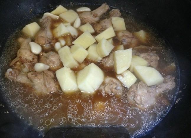 晚餐攻略：今天晚上给孩子开开荤，土豆烧鸡翅根，一盘下肚满足