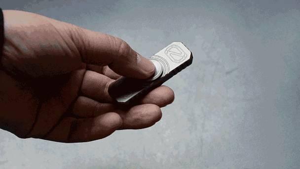 指尖陀螺飞快的旋转,超高速指间陀螺