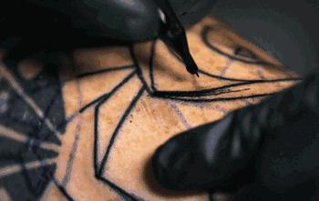 “谁再说纹身是纯装X无意义，我就让老公们去怼住他的嘴”