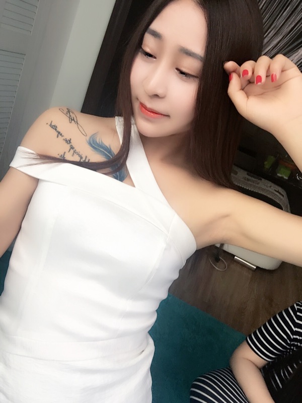 肩上带子,肩上有肩带勒痕