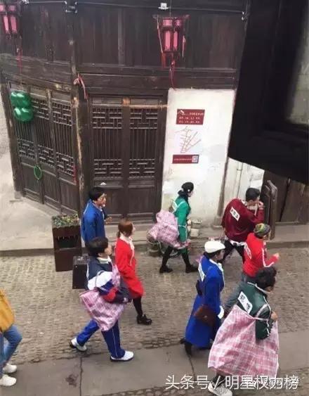 鹿晗的口罩、陈伟霆的玩偶、景甜的发箍，明星同款get无压力！