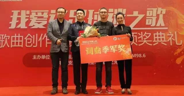 辽足球迷高歌,辽足助威歌