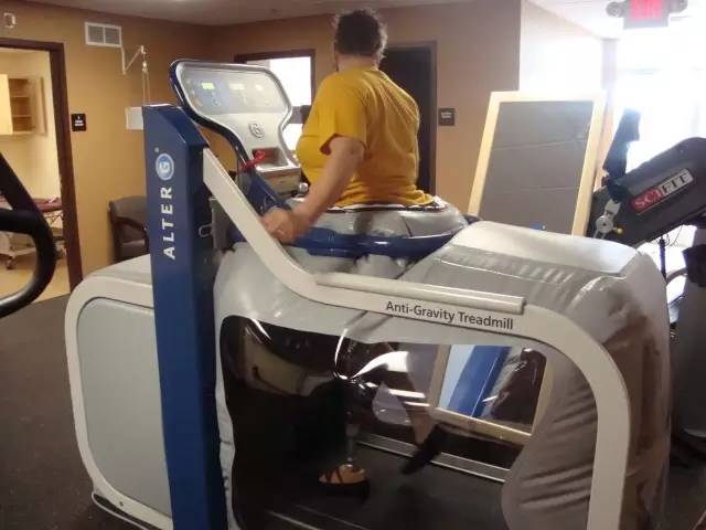 这些健身界的“黑科技”简直太棒了！虚拟现实健身器、冷冻治疗仪、陪跑飞行器、智能运动健身衣……看到的瞬间就已经瘦了！