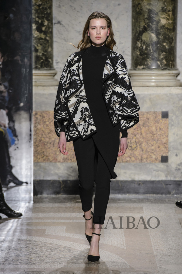 智慧女性心目中的最佳气质！MARYLING2017秋冬女装秀，海报网带你亲临2017秋冬米兰时装周