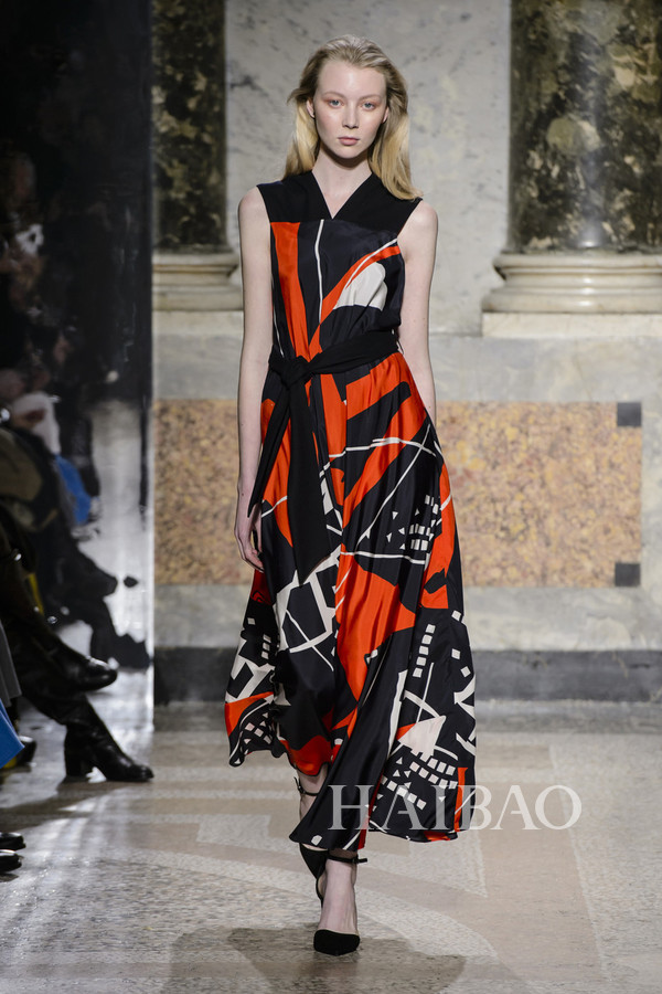 智慧女性心目中的最佳气质！MARYLING2017秋冬女装秀，海报网带你亲临2017秋冬米兰时装周