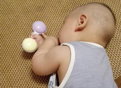 小孩头部出汗跟后背出汗有啥区别,孩子晚上睡觉头出汗怎么回事