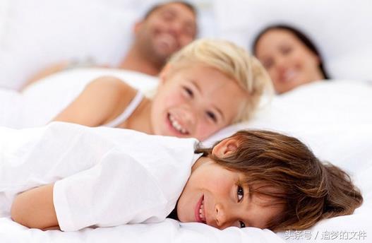 夫妻“爱爱”被孩子撞见该怎么办？做家长的都要注意啦！