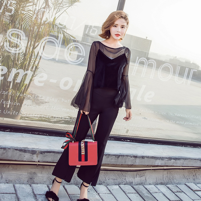 蕾丝小衫顺其自然的成为了今年春季非常流行的一款上装