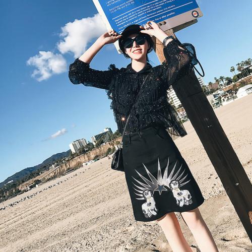 蕾丝小衫顺其自然的成为了今年春季非常流行的一款上装