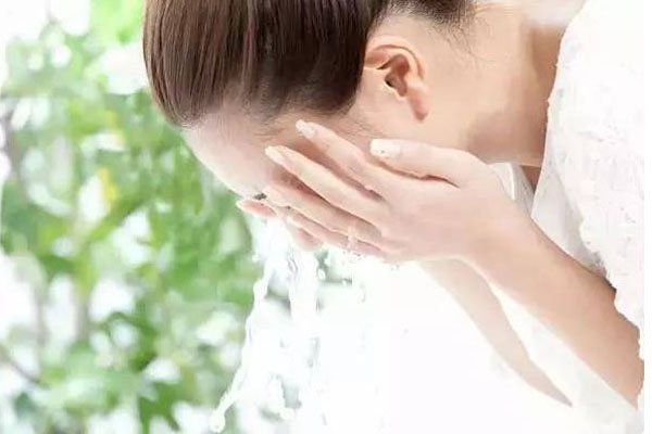 皮肤干起皮怎么用橄榄油灌肤,一到春季皮肤干痒起皮怎么办