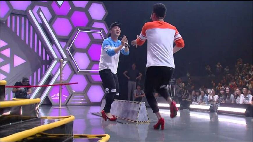 朱亚文穿高跟鞋的视频,男星穿上高跟鞋