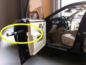 800万劳斯莱斯钱花哪了,劳斯莱斯赠送的伞放在哪里