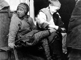 女人缠小脚原因,历史上女人缠脚什么时候开始的